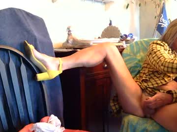 kinkysneakergirl