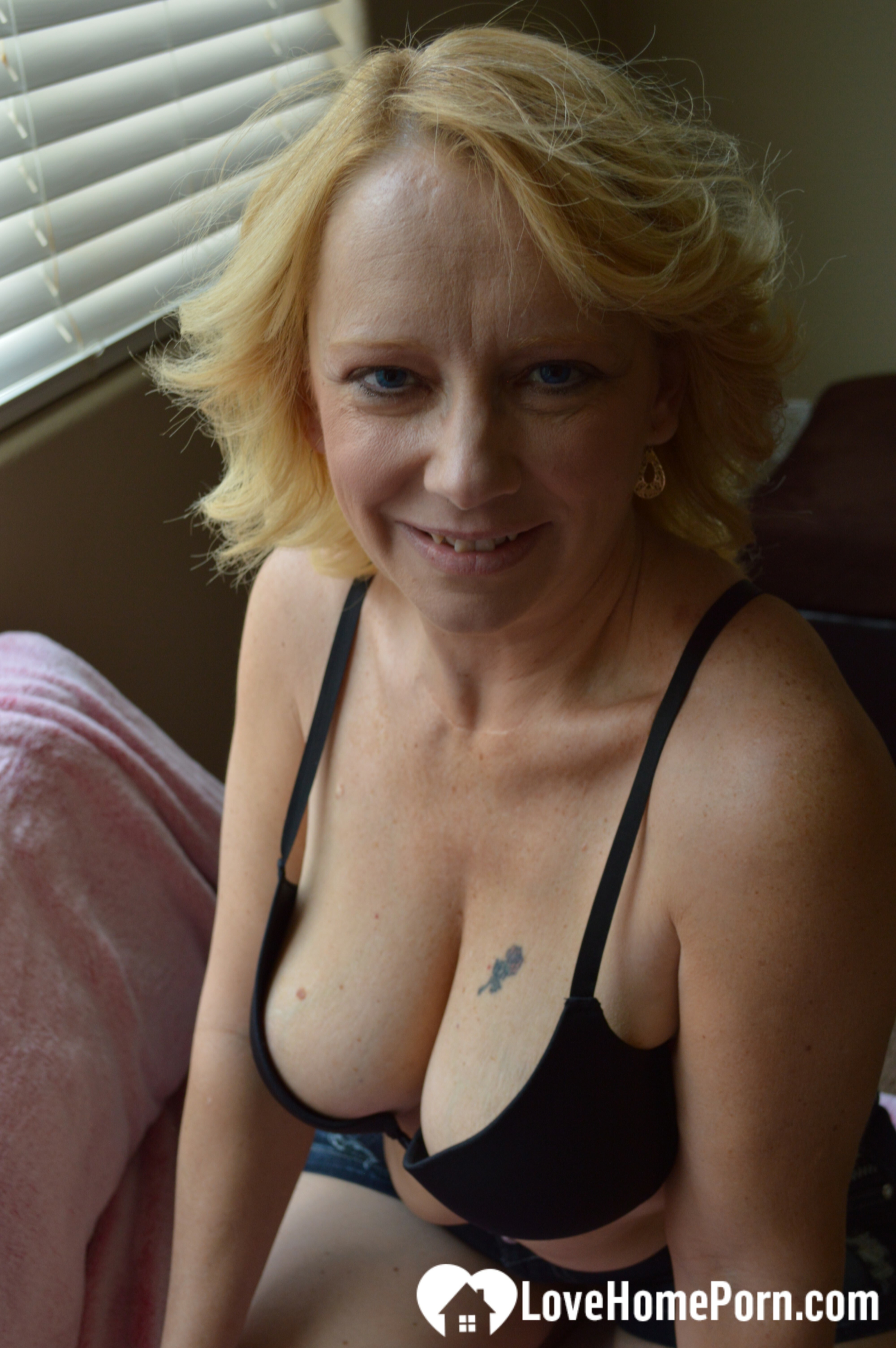 Mature bombshell shows off her attractive curves — 37