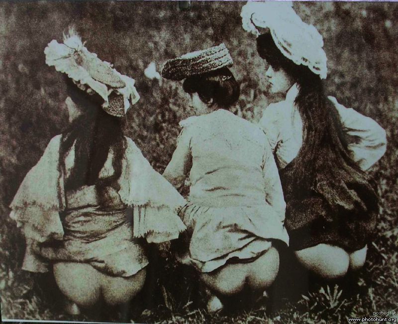 Girls Going to the Toilet Outdoors — 18