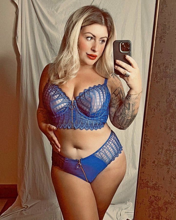 Curvy british milf loves to pose and tease — 46