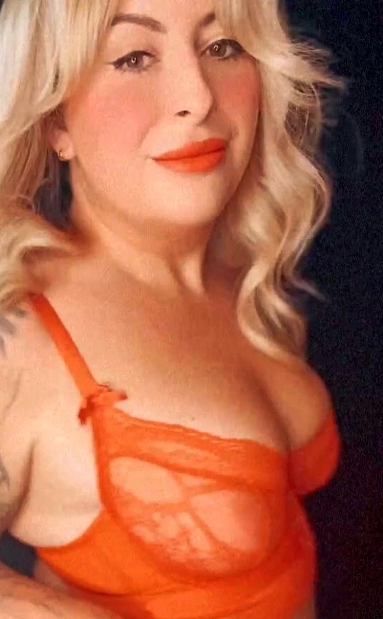 Curvy british milf loves to pose and tease — 44