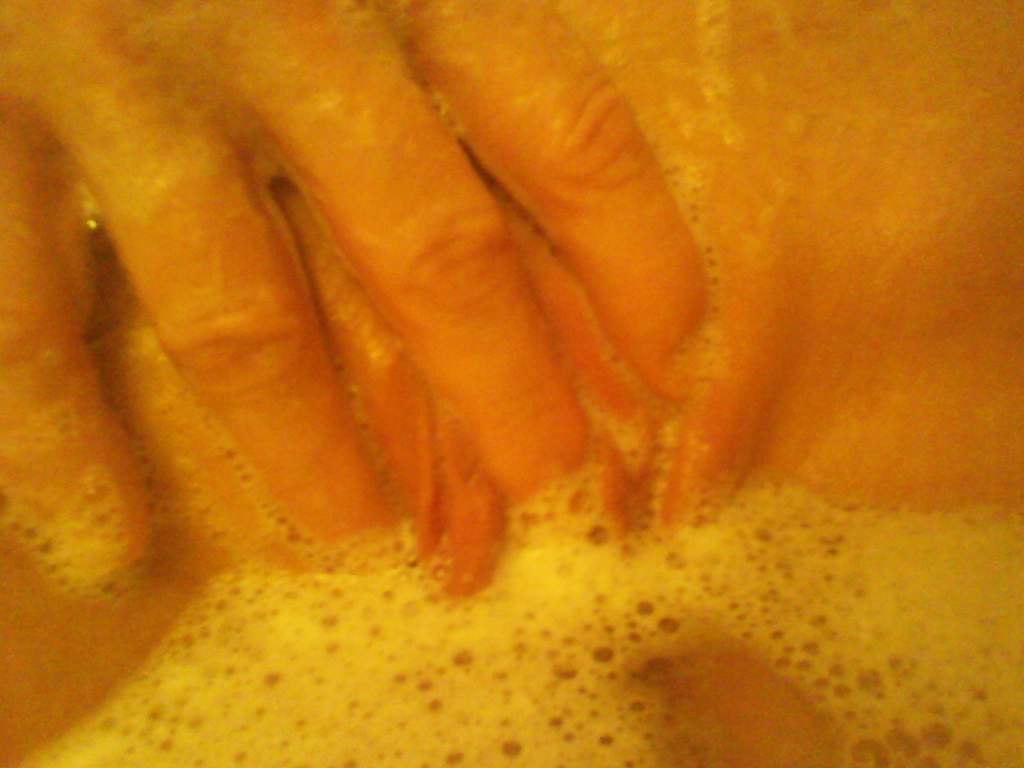 My wife relaxes and shaves her pussy in the bath — 27