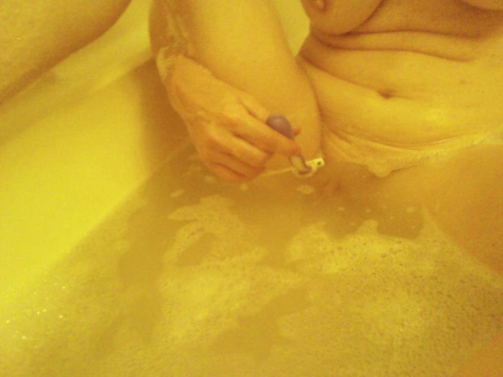 My wife relaxes and shaves her pussy in the bath — 26