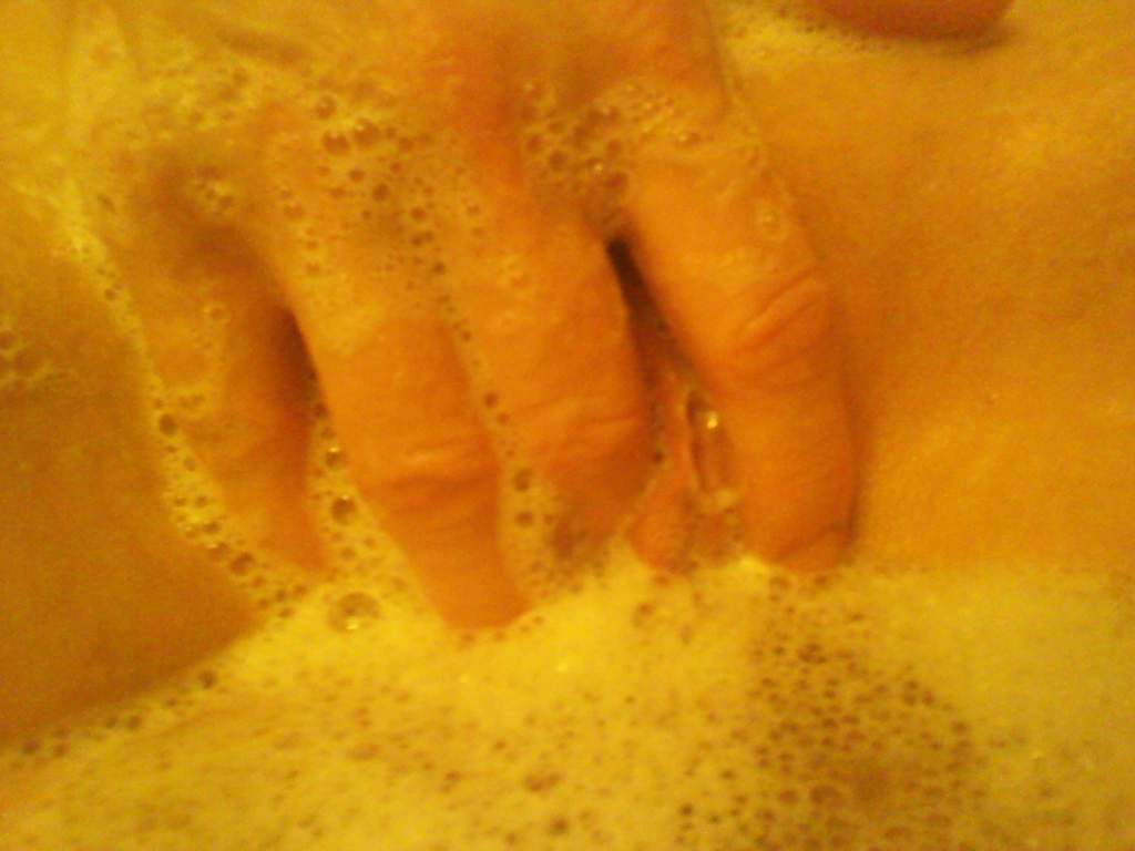 My wife relaxes and shaves her pussy in the bath — 30