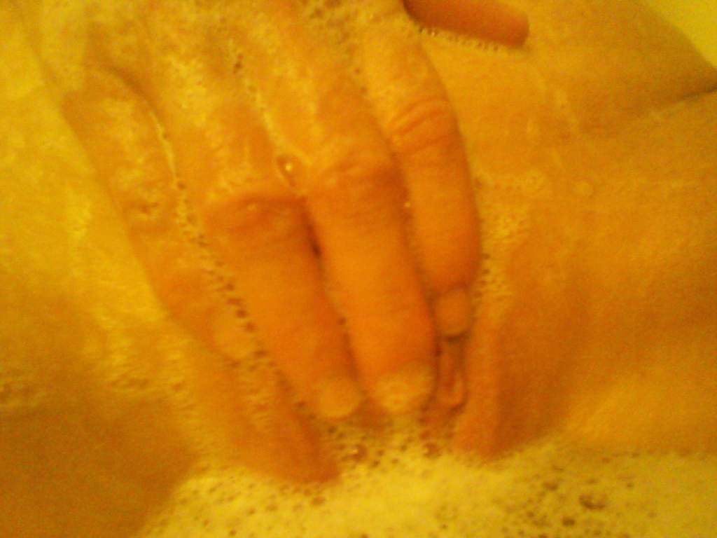 My wife relaxes and shaves her pussy in the bath — 28