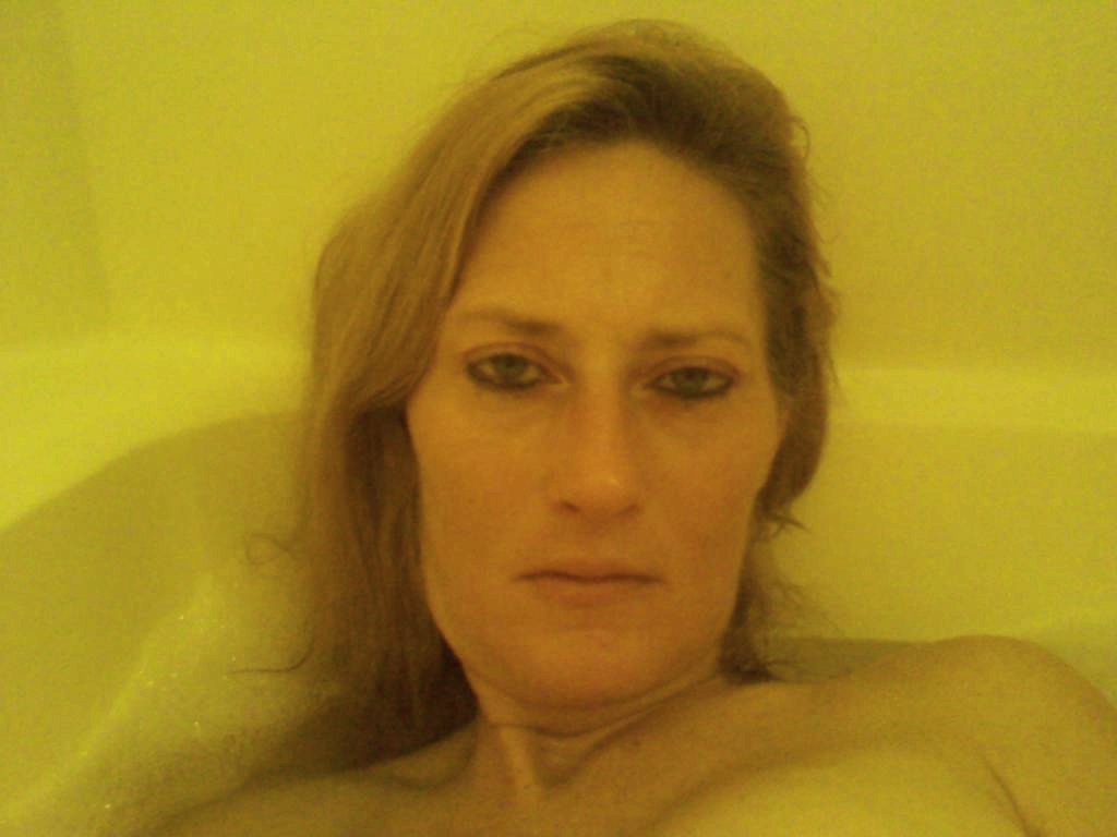 My wife relaxes and shaves her pussy in the bath — 45