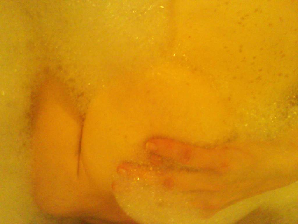 My wife relaxes and shaves her pussy in the bath — 38