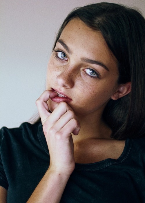 Brunettes — 11