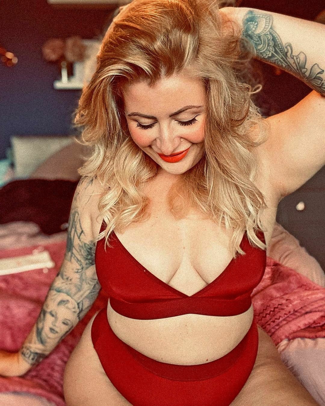 Curvy british milf loves to pose and tease — 9